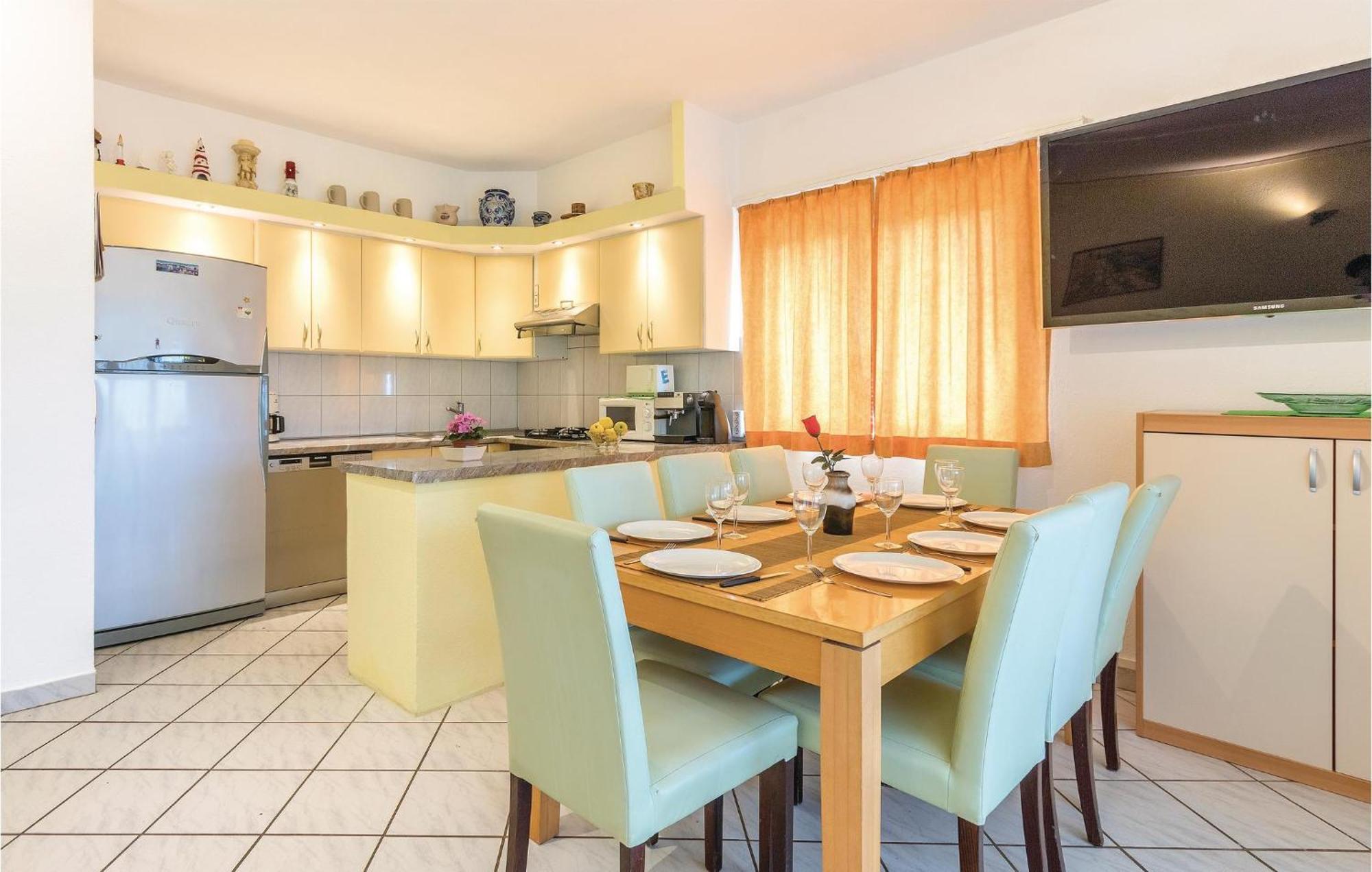4 Bedroom Beautiful Apartment In Stinjan Exterior photo