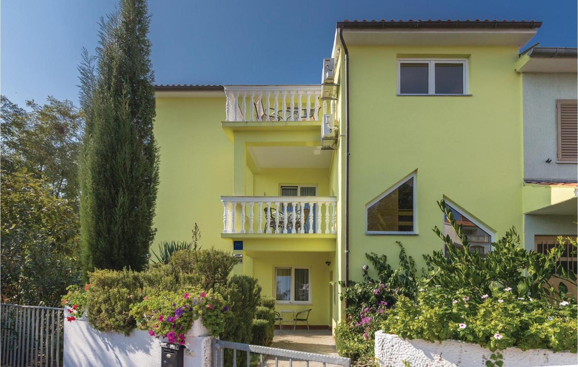4 Bedroom Beautiful Apartment In Stinjan Exterior photo